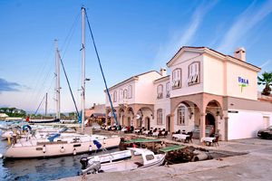 https://www.beyoglukaro.com.tr/wp-content/uploads/2022/10/izmir-urla-karantina-adasi-1-300x200.jpg